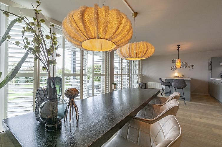 Eetkamer in Strandleven 006 Groote Keeten, Callantsoog met moderne verlichting en uitzicht op de Noordzeekust.