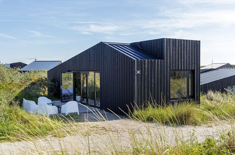 Kennemer Lodge 6 in Zandvoort, een modern vakantiehuis aan de Noordzeekust met terras omgeven door duinen en natuur.