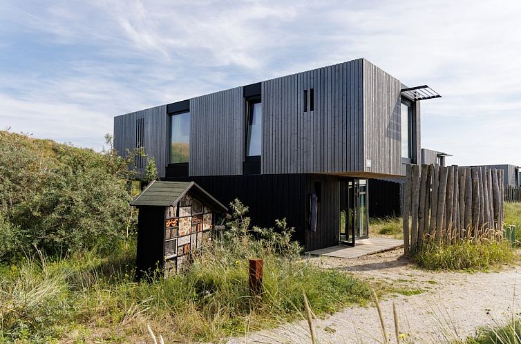 Moderne vakantiehuis Clear Nature 6 in Zandvoort, Noordzeekust, omgeven door natuurlijke duinen en rustgevende omgeving.