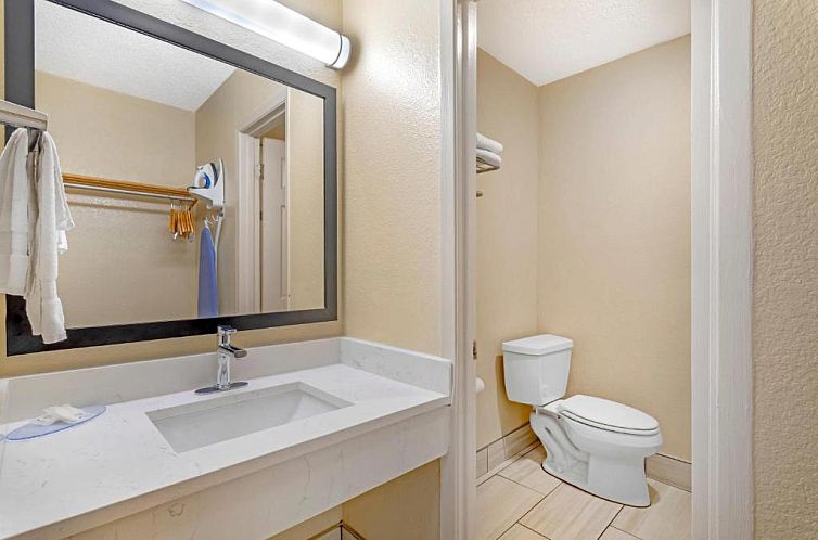 Econo Lodge Inn & Suites at the Convention Center