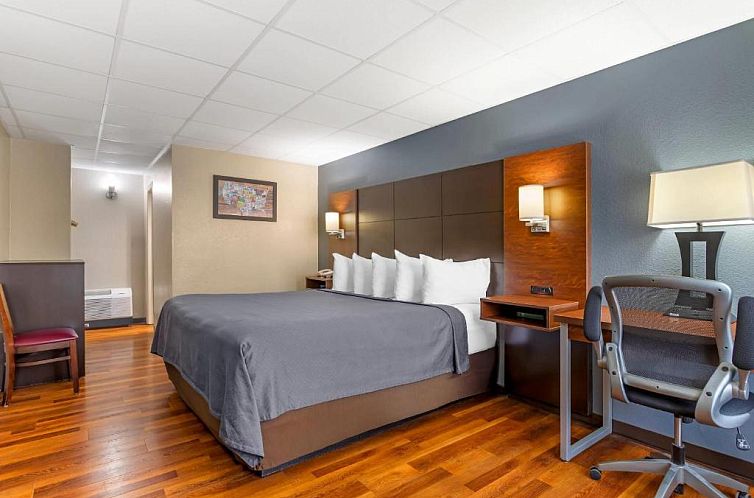 Econo Lodge Inn & Suites at the Convention Center