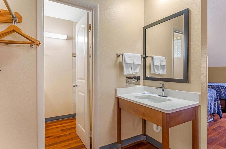 Econo Lodge Inn & Suites at the Convention Center