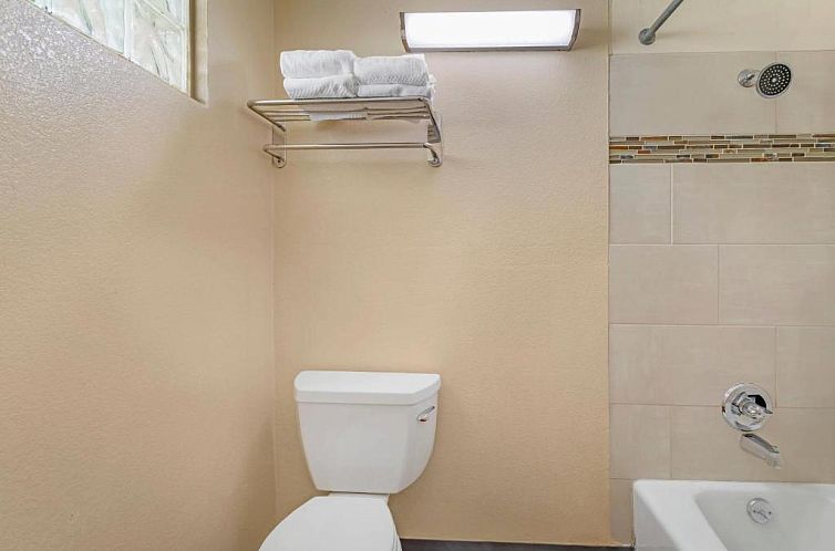 Econo Lodge Inn & Suites at the Convention Center