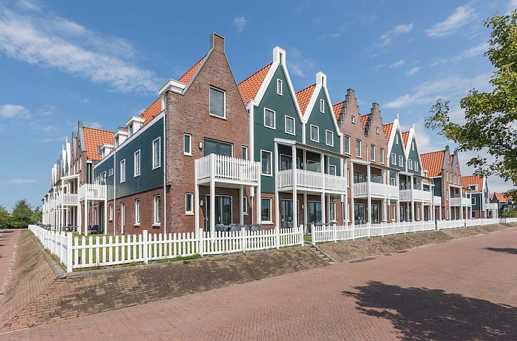 VO7B Comfort bungalow in Volendam, IJsselmeer coast, North Holland with charming facades and spacious balconies, ideal vacation accommodation.