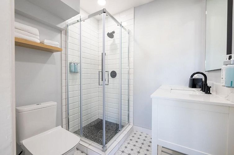 Tides Oceanview Inn and Cottages