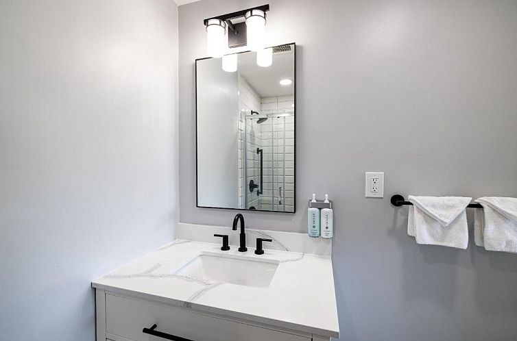 Tides Oceanview Inn and Cottages