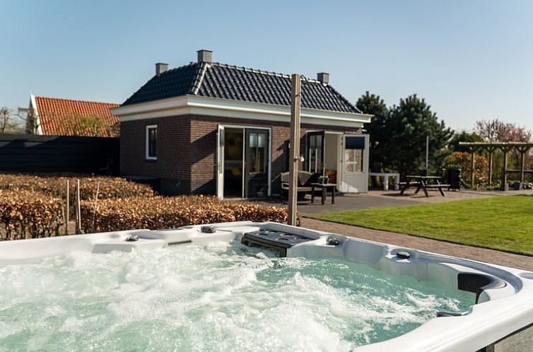 Vakantiehuis in Breezand met luxe jacuzzi en terras, gelegen aan de Waddenkust in Noord-Holland, perfect voor ontspanning en natuurbeleving.