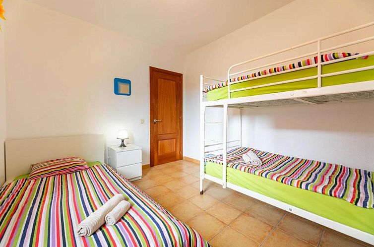 7 Island Surf House