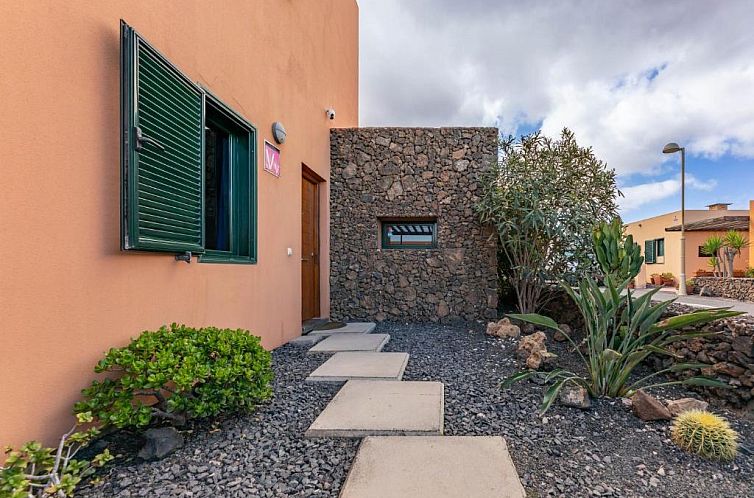 7 Island Surf House