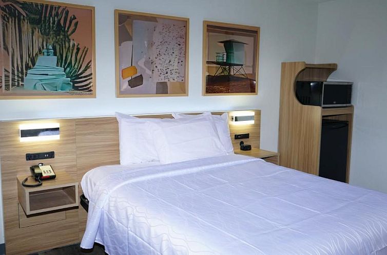 Airport Waterfront Inn