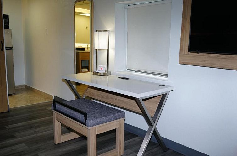 Airport Waterfront Inn