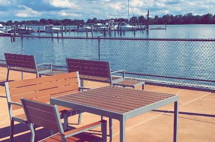 Airport Waterfront Inn