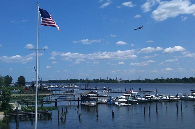 Airport Waterfront Inn