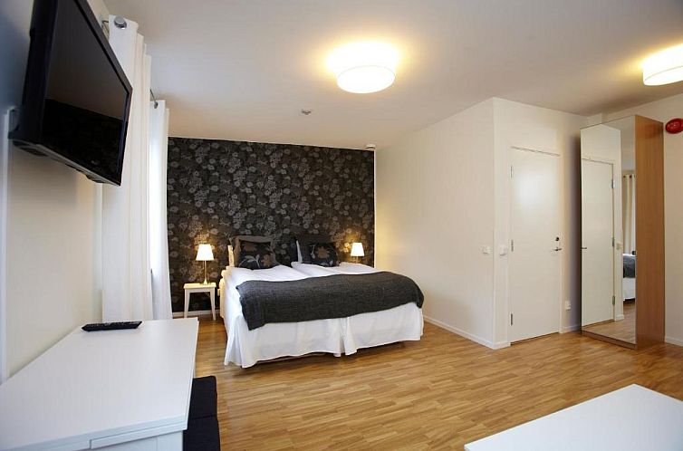 Riverside Hotel & Apartments