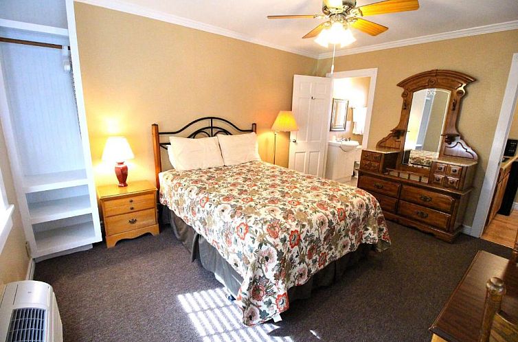 Peach Tree Inn & Suites