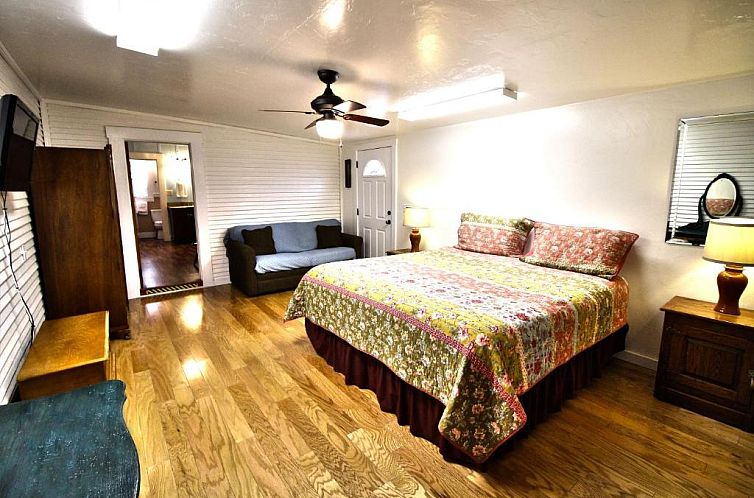 Peach Tree Inn & Suites