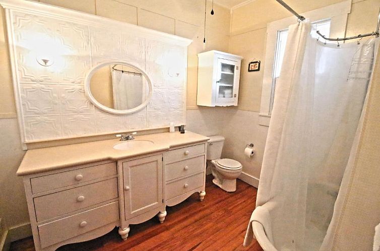 Peach Tree Inn & Suites