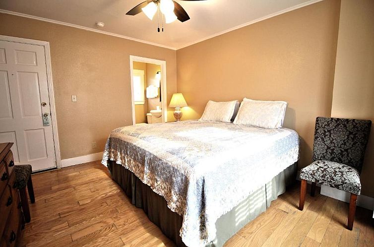 Peach Tree Inn & Suites