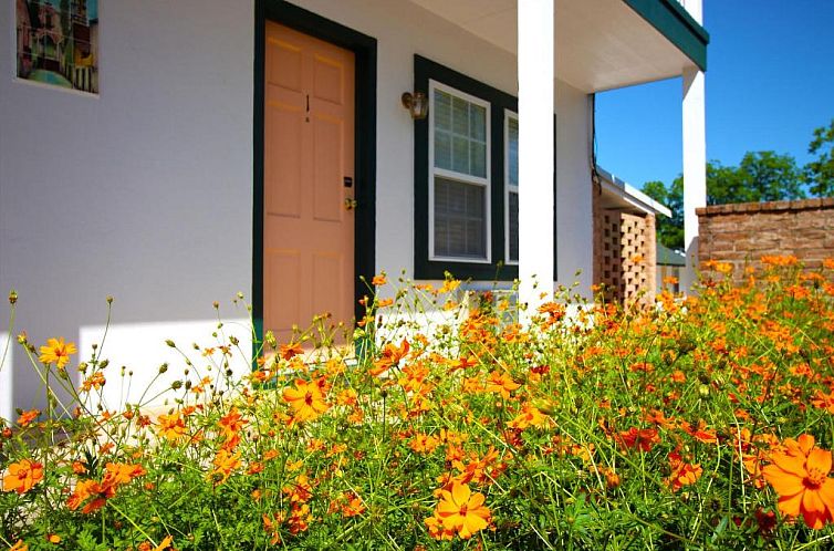 Peach Tree Inn & Suites
