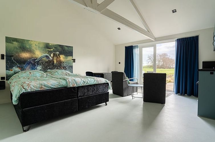 Geraeumiges Schlafzimmer im Ferienhaus in Zuidoostbeemster, Nordholland Nord, mit Blick auf die Landschaft.