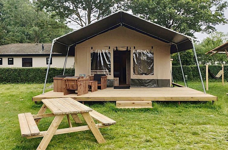 Geniet van het ontspannen terras van Safaritent 6 in Noord-Scharwoude, Noord-Holland, omgeven door groene natuur en rust.