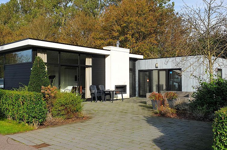L-Cube 6 vakantiehuis in Noord-Scharwoude, Noord-Holland met moderne architectuur en ruime tuin, ideaal voor een ontspannen verblijf.