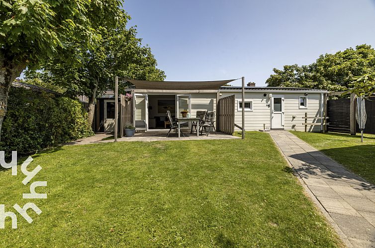 NH392 vacation home in Schoorl, North Holland with sunny garden and terrace.