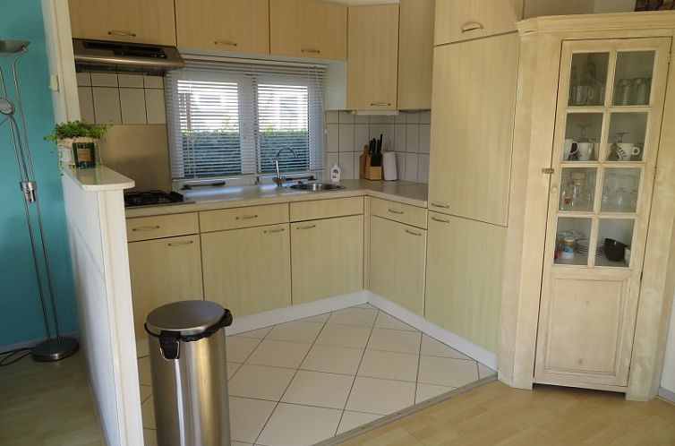 huisje 143, bootje, aan het water, grote tuin en terrassen