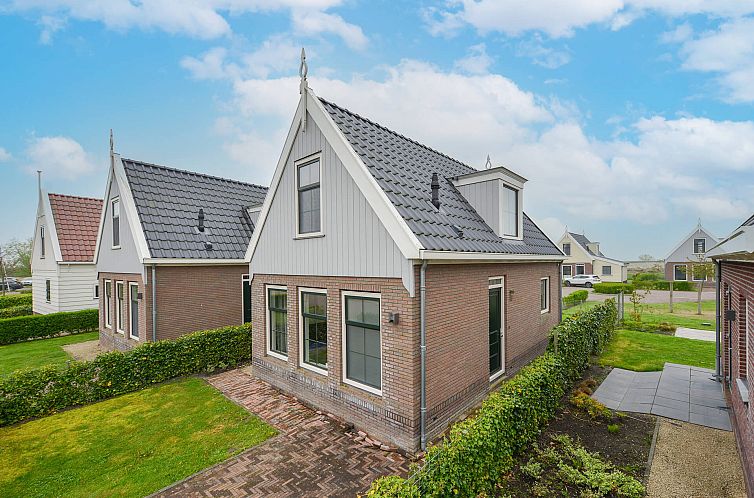 Detached house in Uitdam, vacation home in Amsterdam eo, North Holland, with charming facade and green garden.