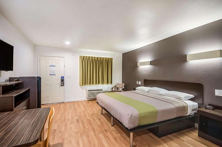 Studio 6-Huntsville, TX