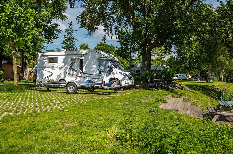 Motorhome site Comfort L by the water in Amstelveen, North Holland, offers a green environment and relaxed camping experience.