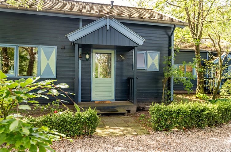 Charmant vakantiehuisje in Nutter, Twente met groene entree en rustieke uitstraling, perfect voor een ontspannen verblijf in Overijssel.