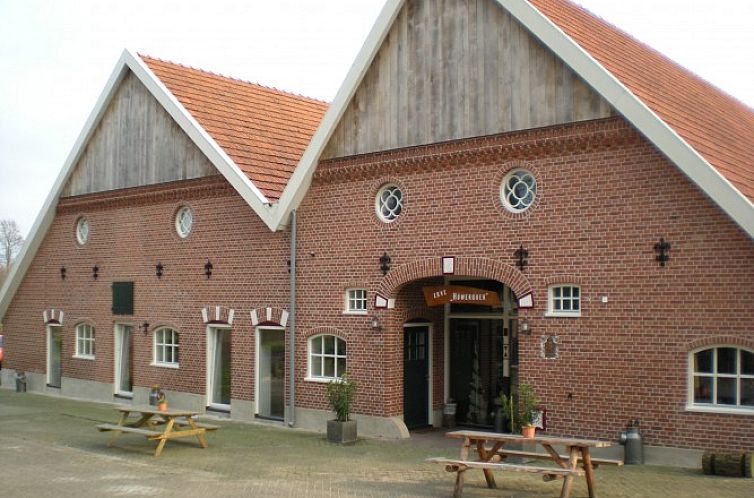 Erve Hoewerboer in Ootmarsum, Twente, ein charmantes Bed & Breakfast mit traditioneller Backsteinfassade und einladender Terrasse.