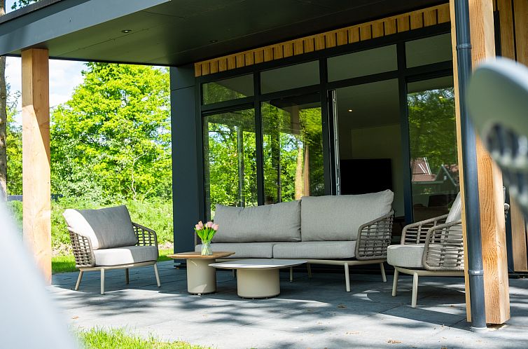 Wood Cottage + hottub