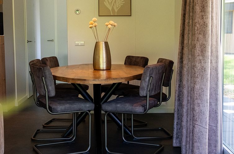 Wood Cottage + hottub