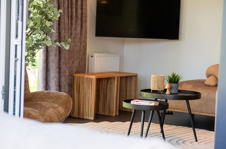 Wood Cottage + hottub