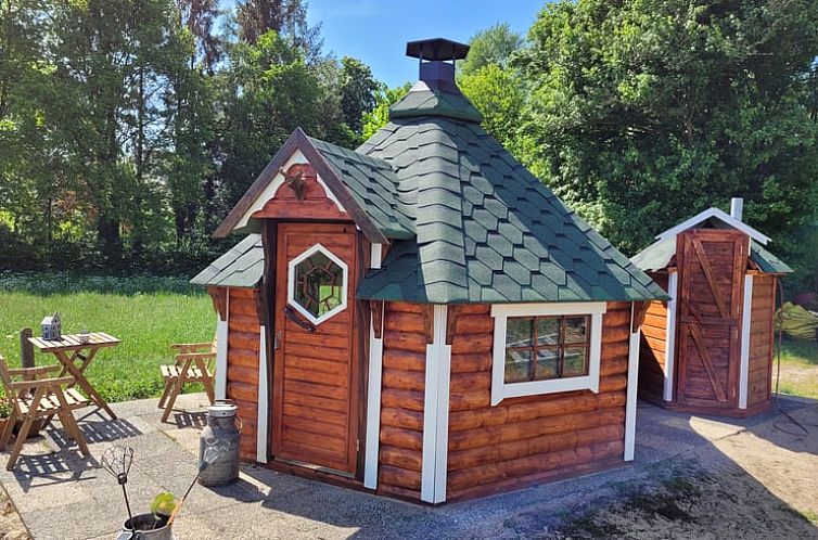 Cozy wooden vacation home in Overdinkel, Twente, Overijssel, surrounded by green nature.