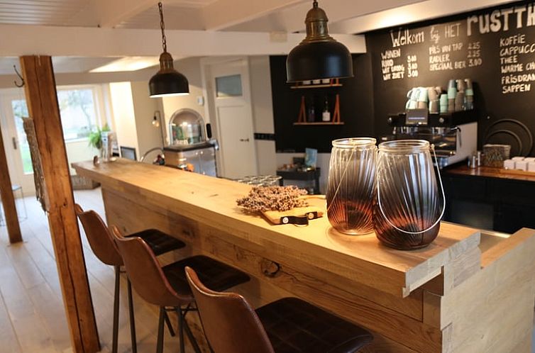 Gezellige bar in Vakantiehuis in Reutum, Twente, Overijssel met houten interieur en sfeervolle verlichting.