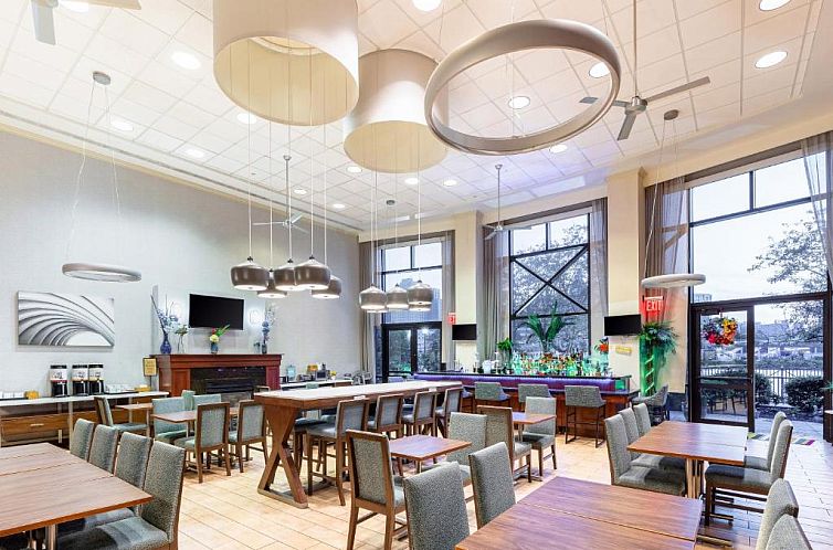 Hampton Inn & Suites Newark-Harrison-Riverwalk