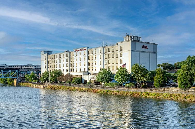 Hampton Inn & Suites Newark-Harrison-Riverwalk