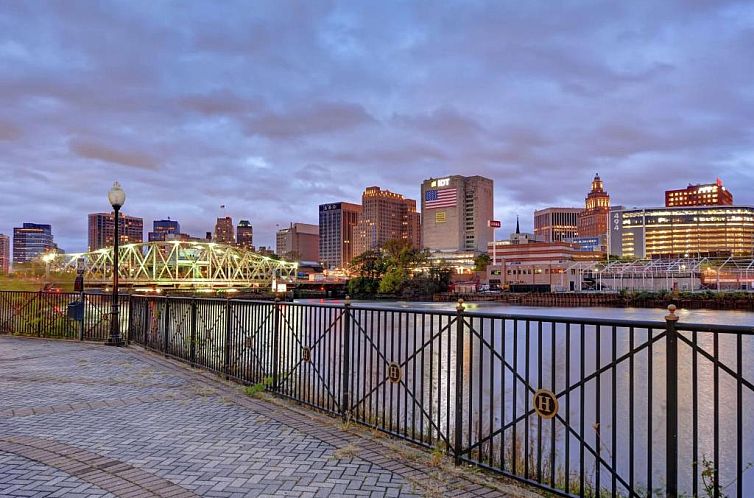 Hampton Inn & Suites Newark-Harrison-Riverwalk