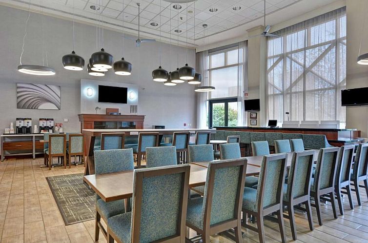 Hampton Inn & Suites Newark-Harrison-Riverwalk