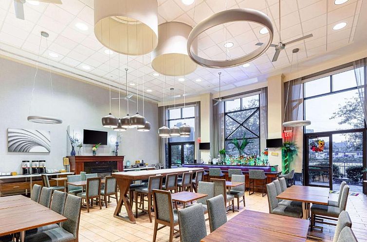 Hampton Inn & Suites Newark-Harrison-Riverwalk