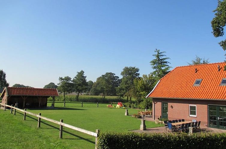 Vakantiehuisje in Markelo biedt rustieke charme in Twente, Overijssel, met een groene tuin en prachtig uitzicht op het platteland.