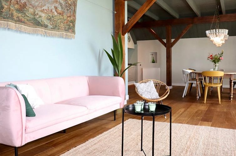 Gezellige woonkamer van Huisje in Zwolle, vakantiehuis in Zwolle, Overijssel met comfortabele zitruimte en houten balken.