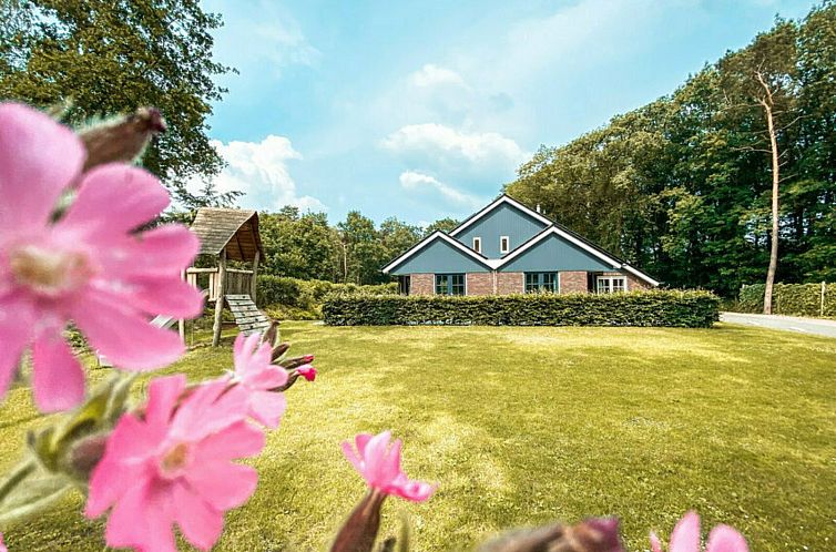 Familiehuis de Jeneverbes in Beerze, Overijssel omgeven door bloemen en natuur.