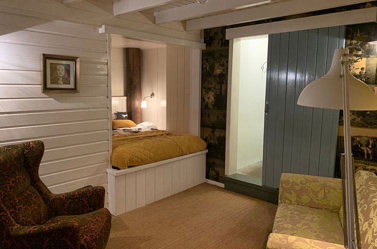 Gezellige slaapkamer in Vakantiehuis in Balkbrug, Vechtstreek, Overijssel met knusse leeshoek.