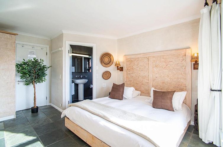 African Violet Guest Suites