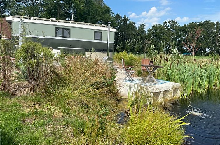 Cottage in Punthorst, vacation home in Vechtstreek, Overijssel with waterfront terrace.