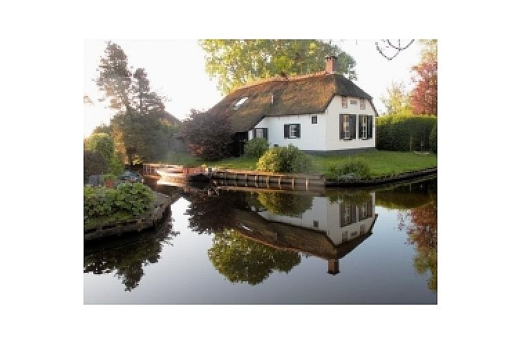 De Boerdrie vakantiehuis in Giethoorn, omgeven door serene waterwegen en groene natuur in Noordwest Overijssel.